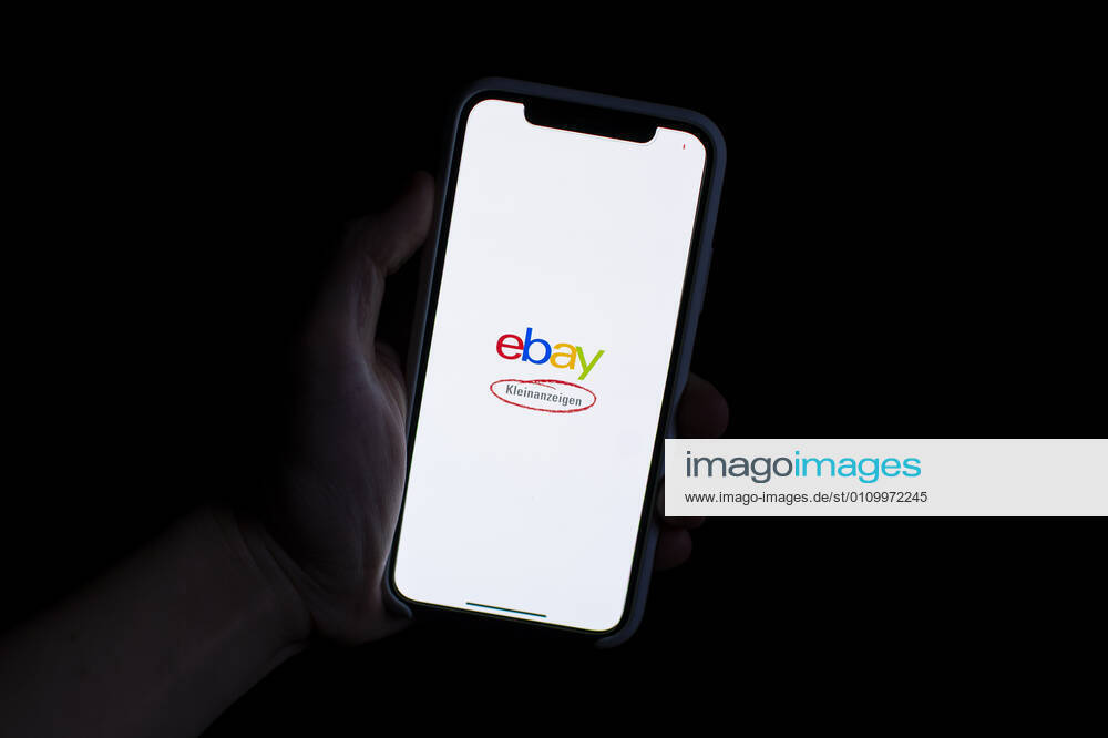 Feature eBay Classifieds The eBay Classifieds app on a smartphone Foto Wedel Kirchner Media Nordrhein Westfalen Germany