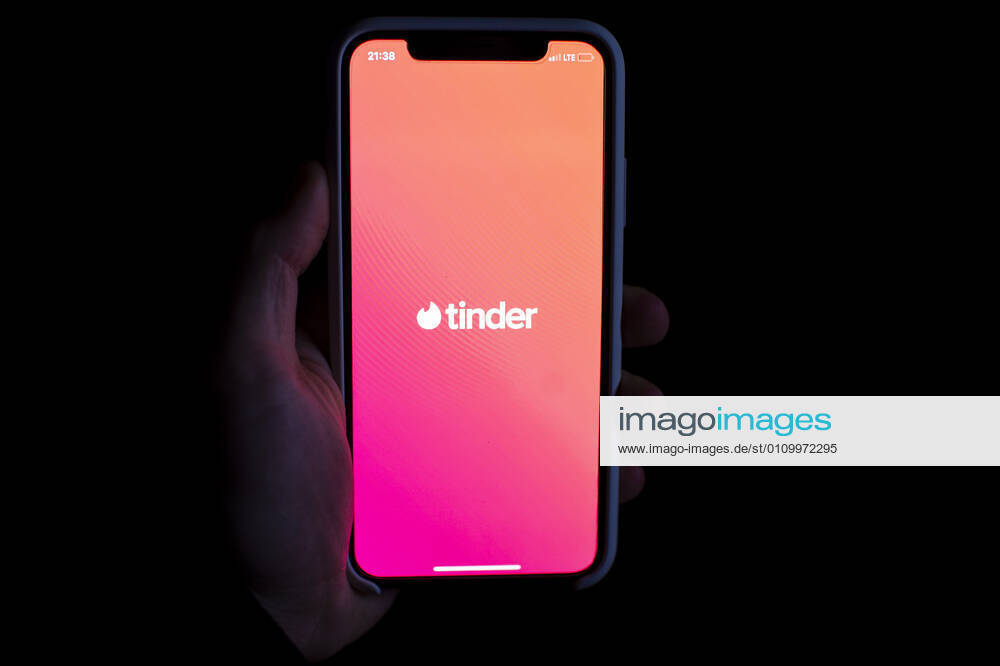 Feature Tinder The app of Tinder on a smartphone Photo Wedel Kirchner Media North Rhine Westphalia Germany