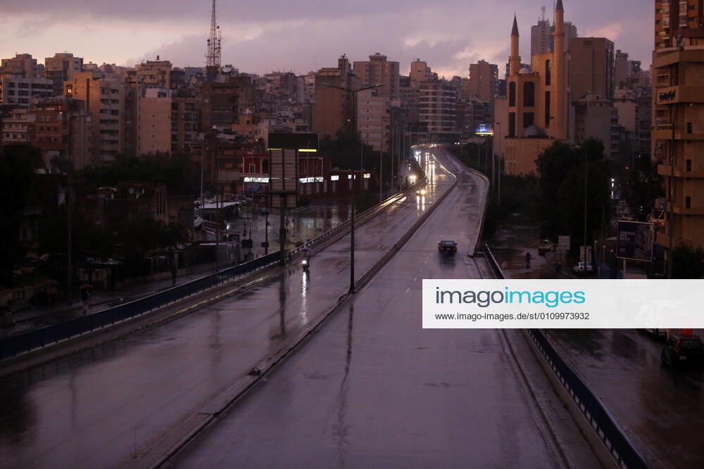(210114) -- BEIRUT, Jan. 14, 2021 -- Photo taken on Jan. 14, 2021 shows the scene of a lockdown in Beirut, Lebanon. Lebanon s Higher Defense Council declared a state of emergency between Jan. 14-25 that includes a total lockdown in hope to restrict further spread of COVID-19, Al-Jadeed local TV channel reported. ) LEBANON-BEIRUT-COVID-19-LOCKDOWN BilalxJawich