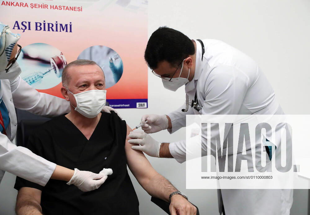 (210114) -- ANKARA, Jan. 14, 2021 () -- Turkish President Recep Tayyip Erdogan (C) receives a dose of COVID-19 vaccine at a hospital in Ankara, Turkey, on Jan. 14, 2021. Erdogan on Thursday received his first dose of vaccine as Turkey has started mass vaccination against COVID-19. () TURKEY-ANKARA-PRESIDENT-COVID-19 VACCINE Xinhua