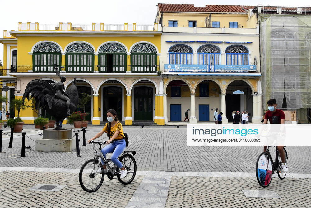 (210115) -- HAVANA, Jan. 15, 2021 -- People wearing face masks are seen on a street in Havana, Cuba, Jan. 14, 2021. Local government in Havana announced new restrictive measures in response to the COVID-19 pandemic as 550 new cases were logged nationwide on Wednesday, setting a new daily record for the sixth day in a row. (Photo by Xinhua) CUBA-HAVANA-COVID-19-CASES JoaquinxHernandez