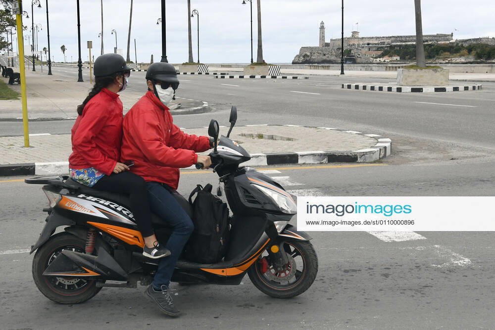 (210115) -- HAVANA, Jan. 15, 2021 -- People wearing face masks are seen on a street in Havana, Cuba, Jan. 14, 2021. Local government in Havana announced new restrictive measures in response to the COVID-19 pandemic as 550 new cases were logged nationwide on Wednesday, setting a new daily record for the sixth day in a row. (Photo by Xinhua) CUBA-HAVANA-COVID-19-CASES JoaquinxHernandez