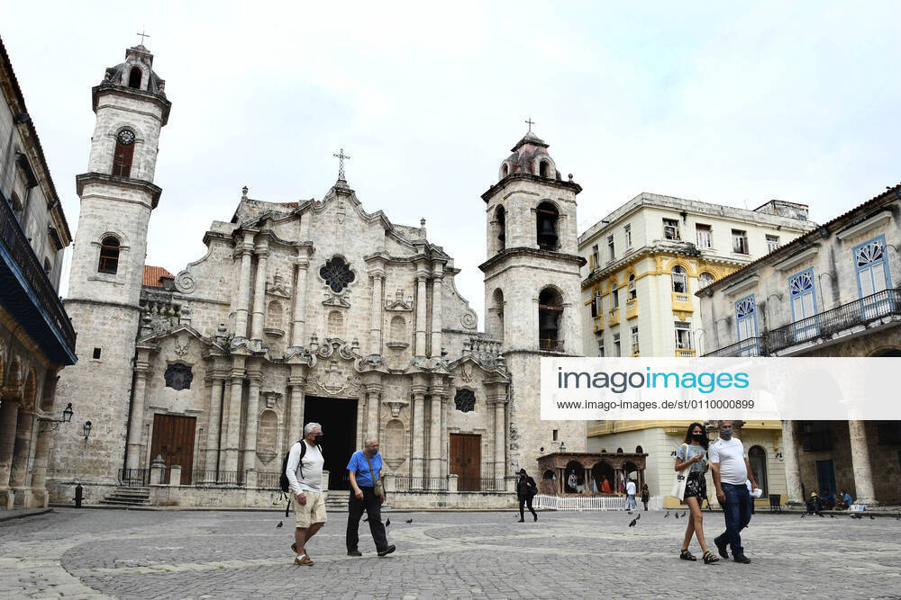 (210115) -- HAVANA, Jan. 15, 2021 -- People wearing face masks walk on a street in Havana, Cuba, Jan. 14, 2021. Local government in Havana announced new restrictive measures in response to the COVID-19 pandemic as 550 new cases were logged nationwide on Wednesday, setting a new daily record for the sixth day in a row. (Photo by Xinhua) CUBA-HAVANA-COVID-19-CASES JoaquinxHernandez