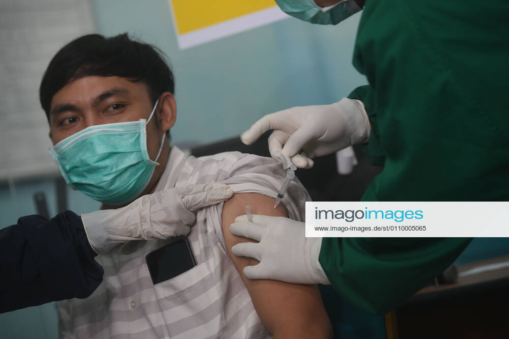 (210115) -- SOUTH TANGERANG, Jan. 15, 2021 -- A health worker receives a dose of China s Sinovac COVID-19 vaccine at a community health center in South Tangerang, Banten province, Indonesia, Jan. 15, 2021. ) INDONESIA-SOUTH TANGERANG-COVID 19-VACCINATION Zulkarnain