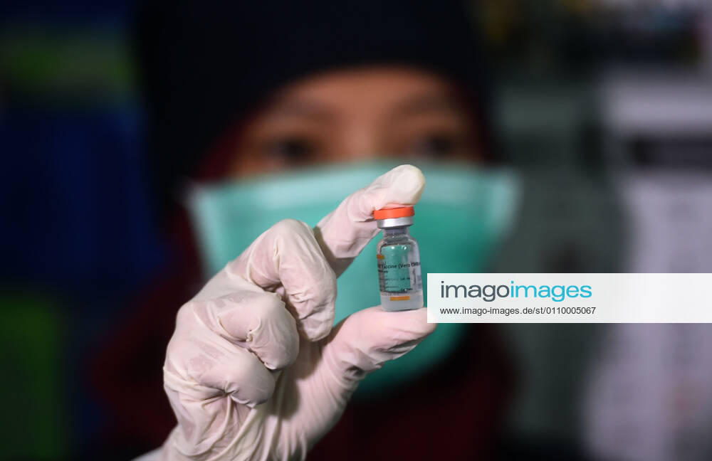 (210115) -- SOUTH TANGERANG, Jan. 15, 2021 -- A health worker presents a dose of China s Sinovac COVID-19 vaccine at a community health center in South Tangerang, Banten province, Indonesia, Jan. 15, 2021. ) INDONESIA-SOUTH TANGERANG-COVID 19-VACCINATION Zulkarnain