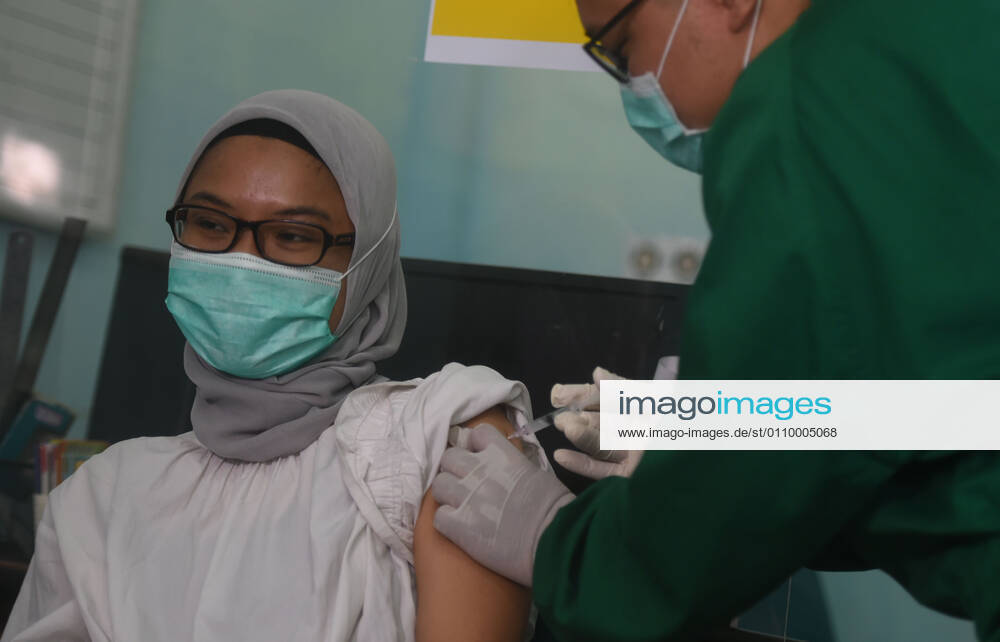 (210115) -- SOUTH TANGERANG, Jan. 15, 2021 -- A health worker receives a dose of China s Sinovac COVID-19 vaccine at a community health center in South Tangerang, Banten province, Indonesia, Jan. 15, 2021. ) INDONESIA-SOUTH TANGERANG-COVID 19-VACCINATION Zulkarnain