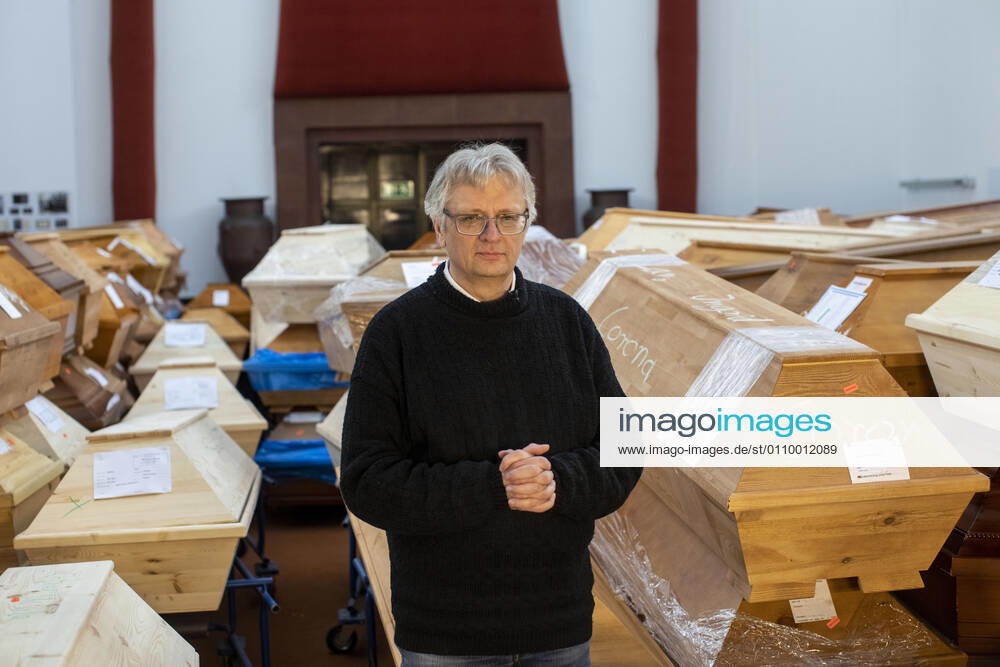 Germany, Saxony, Städtisches Bestattungswesen Meißen GmbH, crematorium, coffins piled up by Corona in the festival hall, managing director Jörg Schaldach