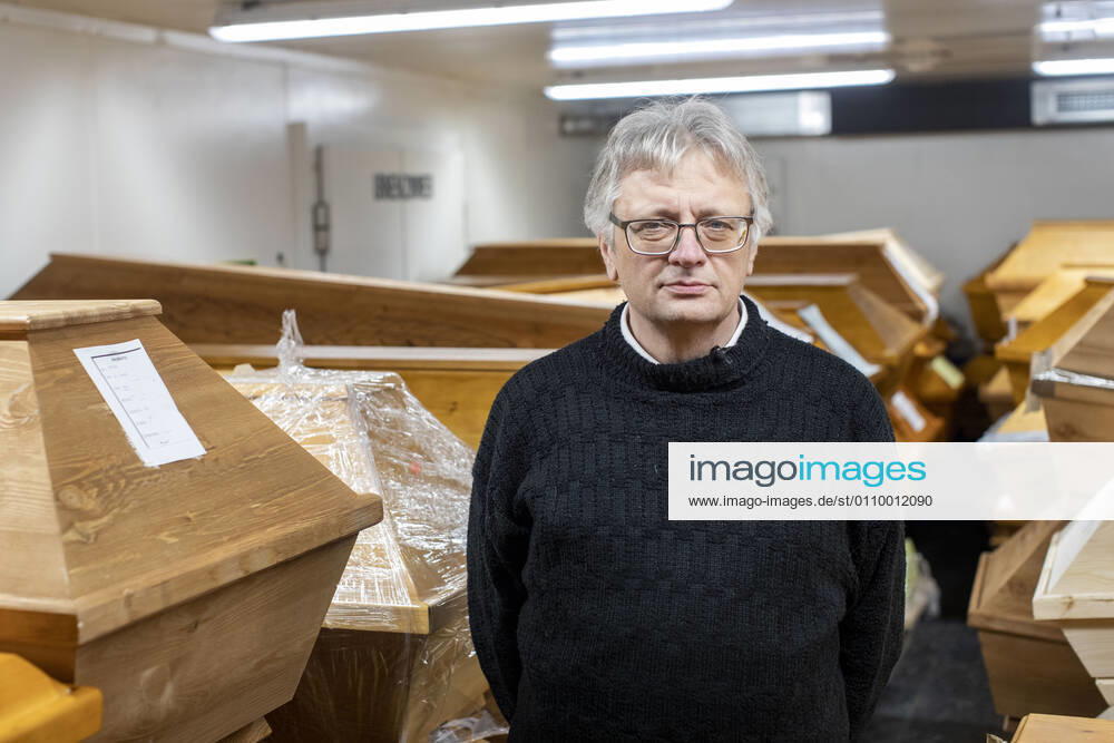 Germany, Saxony, Städtisches Bestattungswesen Meißen GmbH, crematorium, coffins pile up by Corona, managing director Jörg Schaldach