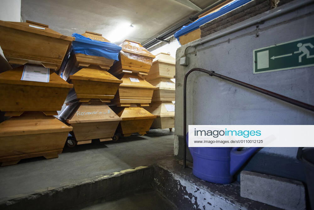 Germany, Saxony, Städtisches Bestattungswesen Meißen GmbH, crematorium, coffins pile up by Corona