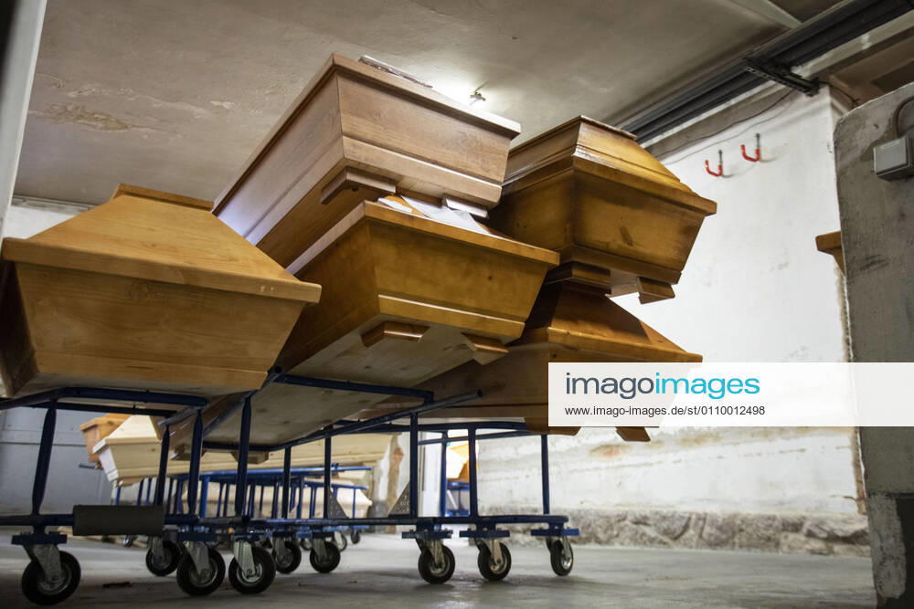 Germany, Saxony, Städtisches Bestattungswesen Meißen GmbH, crematorium, coffins pile up by Corona