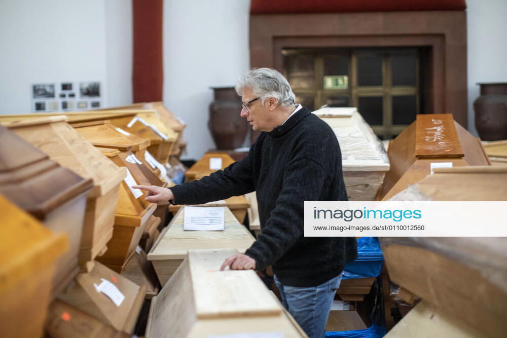 Germany, Saxony, Städtisches Bestattungswesen Meißen GmbH, crematorium, coffins piled up by Corona in the festival hall, managing director Jörg Schaldach