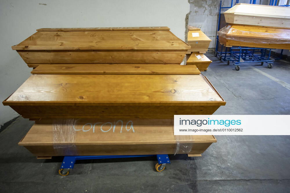 Germany, Saxony, Städtisches Bestattungswesen Meißen GmbH, crematorium, coffins pile up by Corona