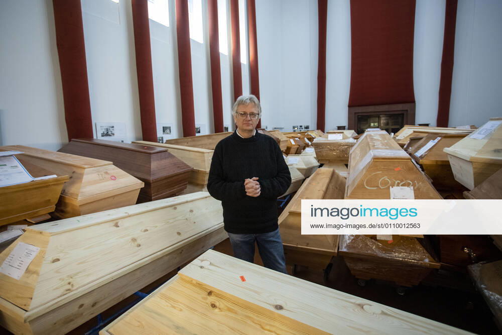 Germany, Saxony, Städtisches Bestattungswesen Meißen GmbH, crematorium, coffins piled up by Corona in the festival hall, managing director Jörg Schaldach
