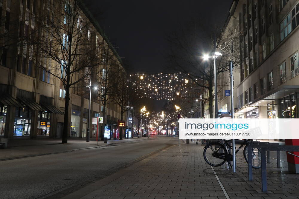 Hamburg theme photo Corona, Lockdown, Hamburg, 14 01 2021 The evening illuminated, deserted inner city of Hamburg around the Europapassage, theme photo Corona, Lockdown, Hamburg