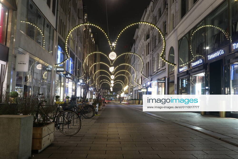 Hamburg theme photo Corona, Lockdown, Hamburg, 14 01 2021 The evening illuminated, deserted inner city of Hamburg around the Europapassage, theme photo Corona, Lockdown, Hamburg
