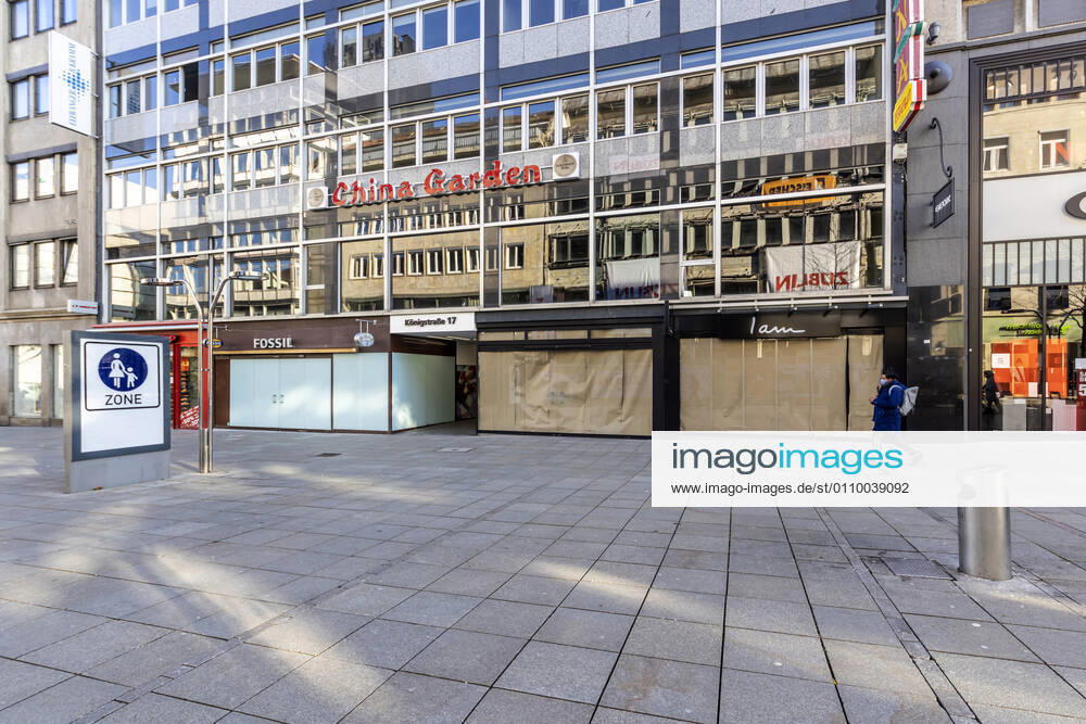 Retail suffers from the Corona Pandemic In the lockdown, shops and stores are closed, only a few people are out and about in the pedestrian zone Königstraße 15 01 2021, Germany, Baden Württemberg, Stuttgart