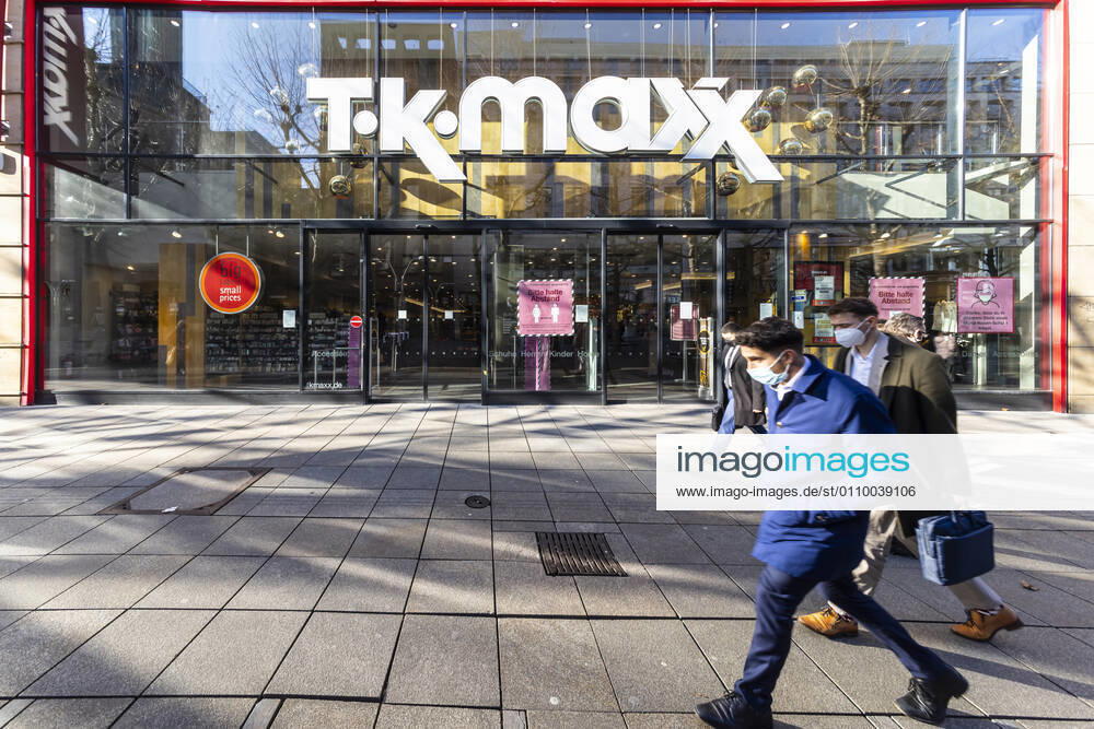 Retail suffers from the Corona Pandemic In the lockdown, shops and stores are closed, only a few people are out and about in the pedestrian zone Königstraße 15 01 2021, Germany, Baden Württemberg, Stuttgart