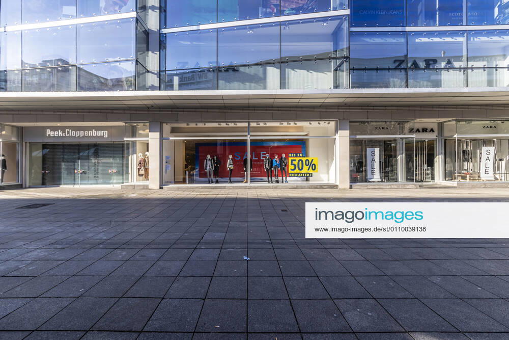 Retail suffers from the Corona Pandemic In the lockdown, shops and stores are closed, only a few people are out and about in the pedestrian zone Königstraße 15 01 2021, Germany, Baden Württemberg, Stuttgart