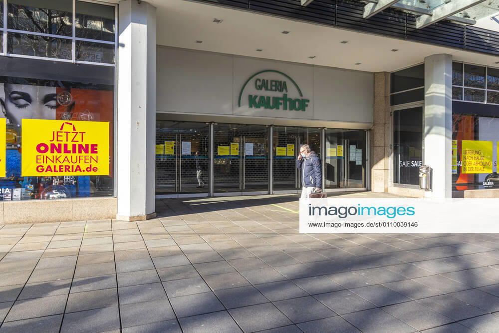 Galeria Kaufhof promotes online shopping Click and Collect Retail suffers from the Corona Pandemic In the lockdown, shops and stores are closed, only a few people are out and about in the pedestrian zone Königstraße 15 01 2021, Germany, Baden Württemberg, Stuttgart