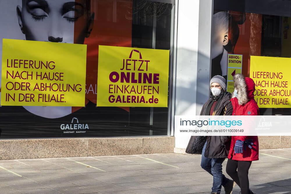 Galeria Kaufhof promotes online shopping Click and Collect Retail suffers from the Corona Pandemic In the lockdown, shops and stores are closed, only a few people are out and about in the pedestrian zone Königstraße 15 01 2021, Germany, Baden Württemberg, Stuttgart