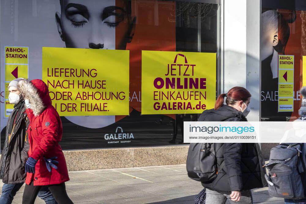 Galeria Kaufhof promotes online shopping Click and Collect Retail suffers from the Corona Pandemic In the lockdown, shops and stores are closed, only a few people are out and about in the pedestrian zone Königstraße 15 01 2021, Germany, Baden Württemberg, Stuttgart