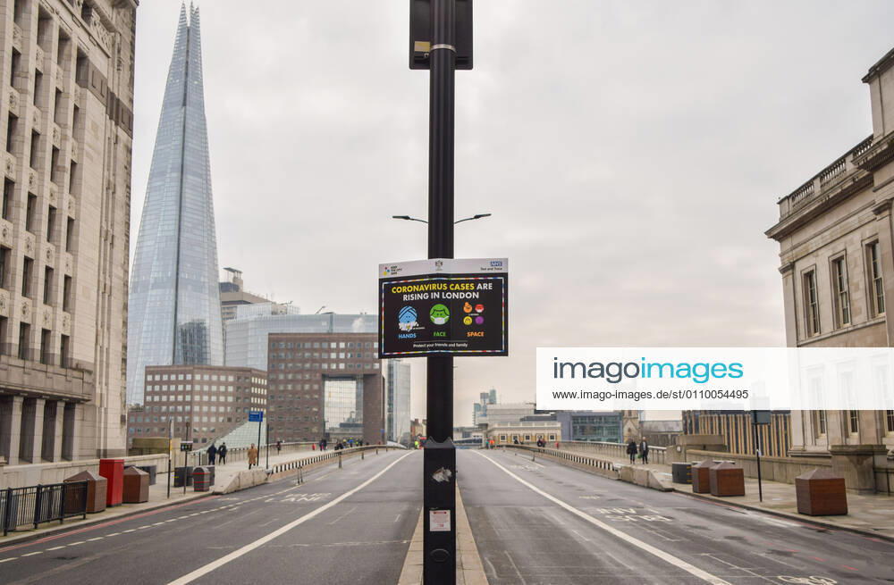 A Coronavirus Cases Are Rising In London sign on an empty London Bridge..England remains under lockdown as the government battles to keep the coronavirus pandemic under control. London United Kingdom - ZUMAs197 20210115_zab_s197_001