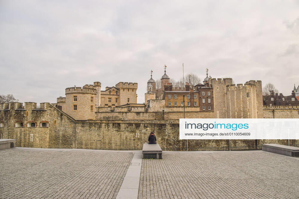 A woman sits alone outside Tower of London, which would normally be crowded with tourists..England remains under lockdown as the government battles to keep the coronavirus pandemic under control. London United Kingdom - ZUMAs197 20210115_zab_s197_012