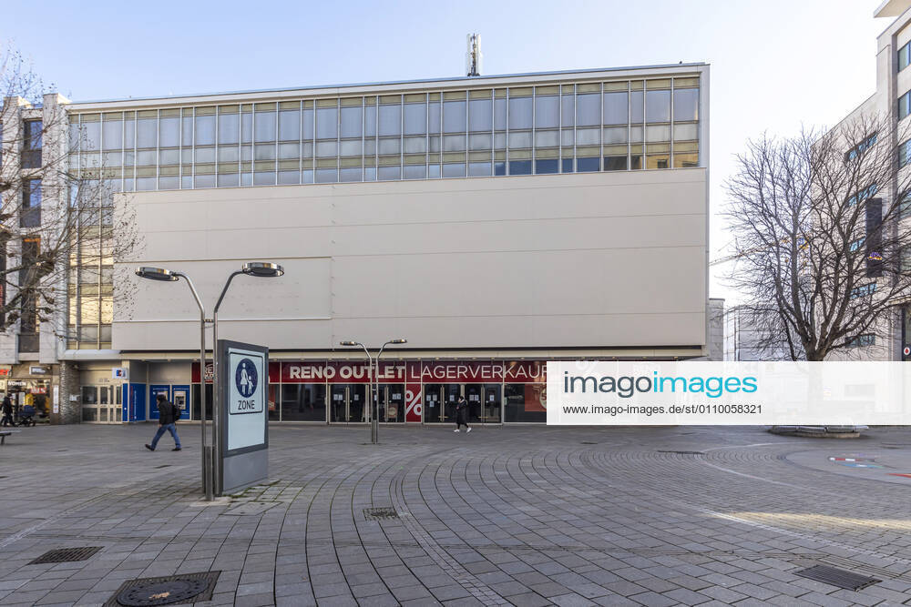 Retail suffers from the Corona Pandemic In the lockdown, shops and stores are closed, only a few people are out and about in the pedestrian zone Königstraße 15 01 2021, Germany, Baden Württemberg, Stuttgart