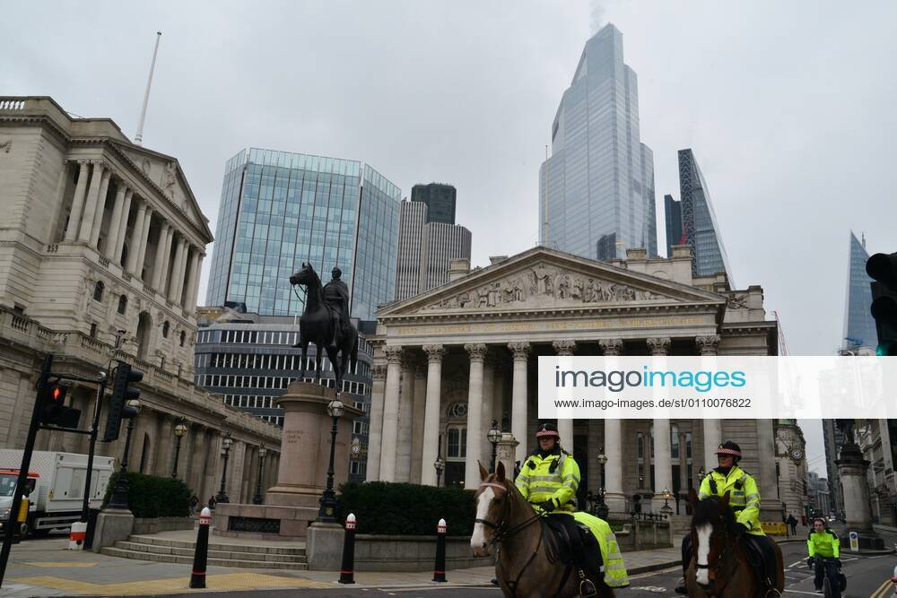 Police officers seen riding on their horse in the City of London during the 3rd London lockdown. London United Kingdom - ZUMAs197 20210115_zaa_s197_139