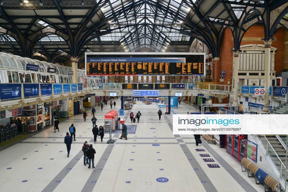 Commuters seen at the rather empty Liverpool Street railway station during the 3rd London lockdown. London United Kingdom - ZUMAs197 20210115_zaa_s197_140