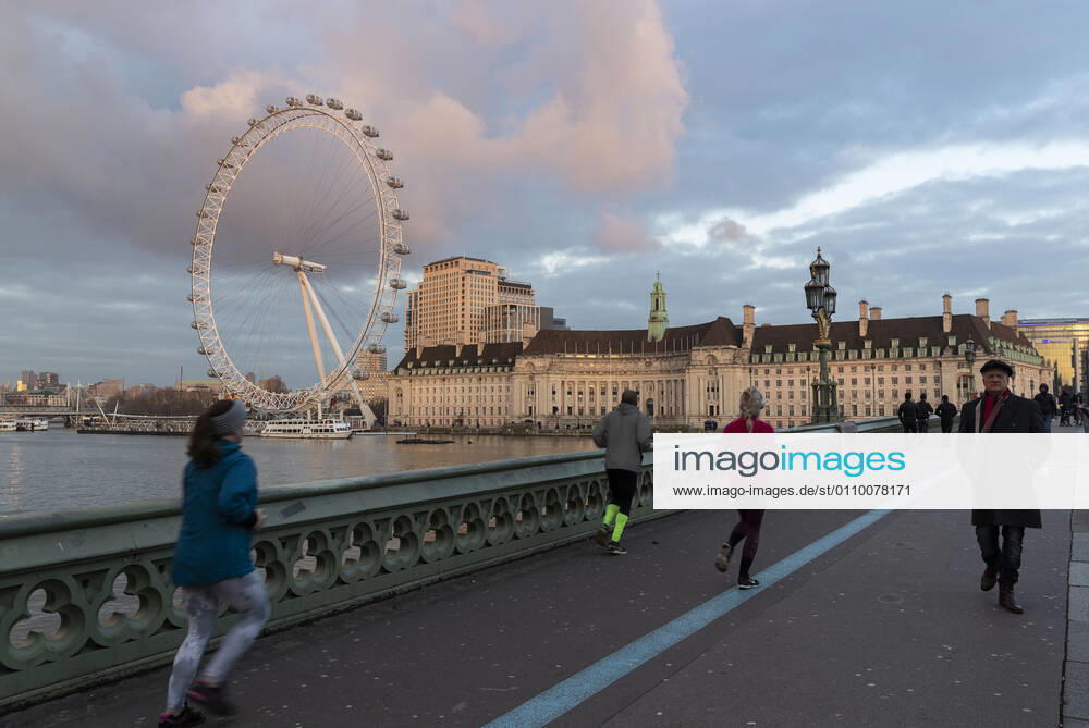 People seen running on the Westminster bridge..With a surge of covid-19 cases fueled partly by a more infectious variant of the virus, British leaders have reimposed nationwide lockdown measures across England through at least mid February. London United Kingdom - ZUMAs197 20210116_zaa_s197_002