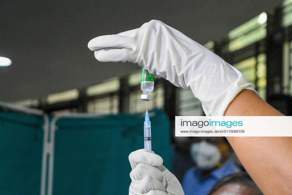COVISHIELD vaccine being drawn into syringe before vaccination.With urgent effect , COVID vaccination drives starts in India from 16th of January 2021.The vaccination progrmae are allotted exclusive to the frontline health workers in its first phase of vaccine drive. As of now, COVISHIELD and COVAXIN has been approved by Indian government for use for vaccination. Kolkata India - ZUMAc211 20210116_zip_c211_007