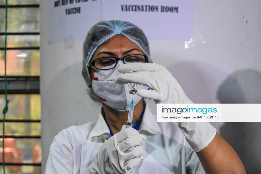 COVISHIELD vaccine being drawn into syringe before vaccination.With urgent effect , COVID vaccination drives starts in India from 16th of January 2021.The vaccination progrmae are allotted exclusive to the frontline health workers in its first phase of vaccine drive. As of now, COVISHIELD and COVAXIN has been approved by Indian government for use for vaccination. Kolkata India - ZUMAc211 20210116_zip_c211_011