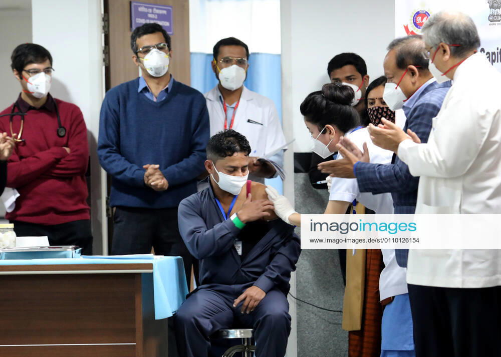 A nurse seen vaccinating a front line medical worker as collogues clap to celebrate the arrival of the vaccine at the All India Institute of Medical Science..The nationwide Covid-19 vaccination program began today in India. Frontline health workers are the first group of people to be vaccinated. New Delhi India - ZUMAs197 20210116_zaa_s197_095