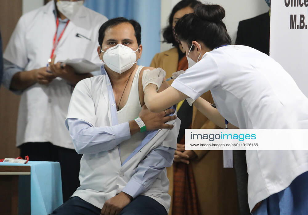 A nurse seen vaccinating a front line medical worker at the All India Institute of Medical Science..The nationwide Covid-19 vaccination program began today in India. Frontline health workers are the first group of people to be vaccinated. New Delhi India - ZUMAs197 20210116_zaa_s197_096