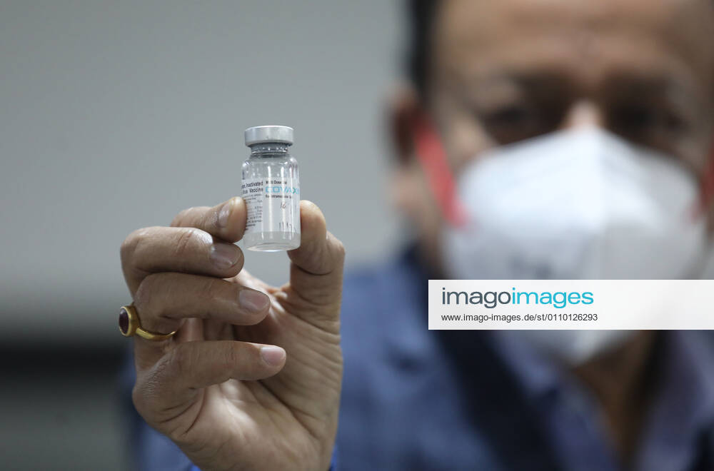 Indian Union Health Minister Dr. Harsh Vardharn holds a vial of the Covid-19 vaccine..The nationwide Covid-19 vaccination program began today in India. Frontline health workers are the first group of people to be vaccinated. New Delhi India - ZUMAs197 20210116_zaa_s197_103