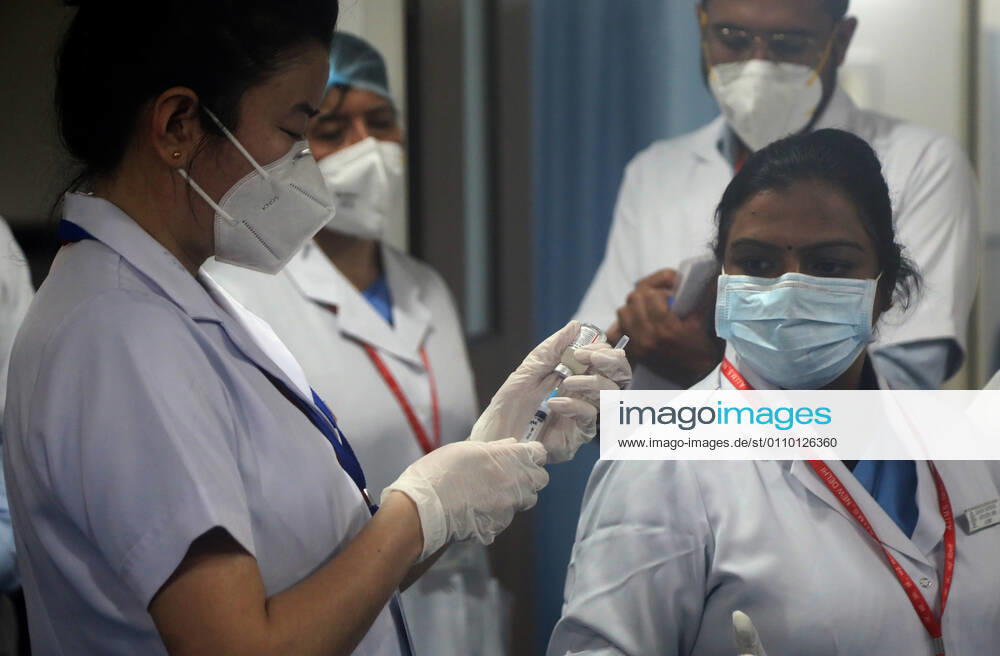 A nurse seen preparing a dose of vaccine to apply to a frontline medical worker at the All India Institute of Medical Science..The nationwide Covid-19 vaccination program began today in India. Frontline health workers are the first group of people to be vaccinated. New Delhi India - ZUMAs197 20210116_zaa_s197_105