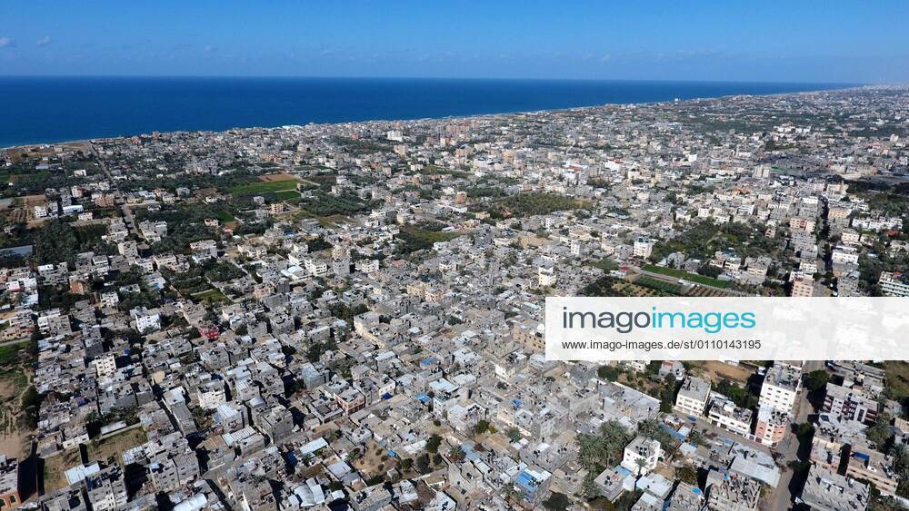 Deir Al-Balah, Gaza Strip, Palestinian Territory: This picture taken on January 16, 2021, shows an aerial view of the Deir al-Balah refugee camp in the central Gaza Strip, during a complete closure amid the spread of the Coronavirus COVID-19. In the Sixth week after the Ministry of Interior in Gaza City announced the comprehensive closure on Friday and Saturday of every week after the increase in cases infected with Coronavirus Deir Al-Balah Palestinian Territory - ZUMAap3_ 20210116_zaf_ap3_050