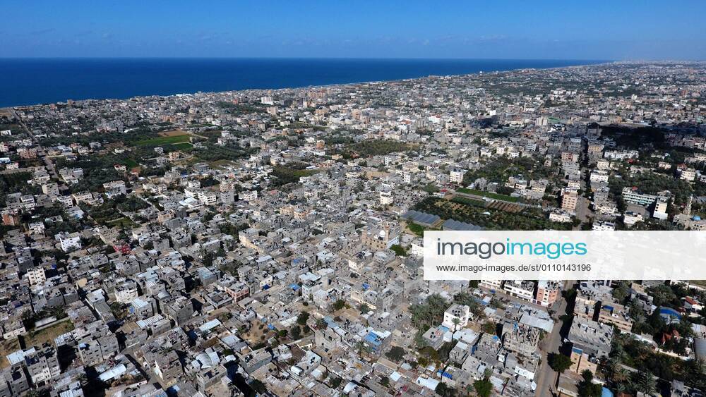 Deir Al-Balah, Gaza Strip, Palestinian Territory: This picture taken on January 16, 2021, shows an aerial view of the Deir al-Balah refugee camp in the central Gaza Strip, during a complete closure amid the spread of the Coronavirus COVID-19. In the Sixth week after the Ministry of Interior in Gaza City announced the comprehensive closure on Friday and Saturday of every week after the increase in cases infected with Coronavirus Deir Al-Balah Palestinian Territory - ZUMAap3_ 20210116_zaf_ap3_051