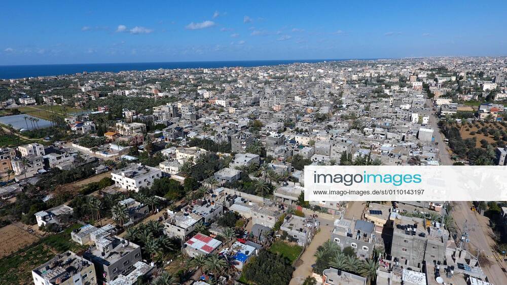 Deir Al-Balah, Gaza Strip, Palestinian Territory: This picture taken on January 16, 2021, shows an aerial view of the Deir al-Balah refugee camp in the central Gaza Strip, during a complete closure amid the spread of the Coronavirus COVID-19. In the Sixth week after the Ministry of Interior in Gaza City announced the comprehensive closure on Friday and Saturday of every week after the increase in cases infected with Coronavirus Deir Al-Balah Palestinian Territory - ZUMAap3_ 20210116_zaf_ap3_052