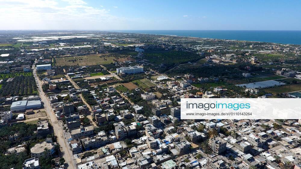 Deir Al-Balah, Gaza Strip, Palestinian Territory: This picture taken on January 16, 2021, shows an aerial view of the Deir al-Balah refugee camp in the central Gaza Strip, during a complete closure amid the spread of the Coronavirus COVID-19. In the Sixth week after the Ministry of Interior in Gaza City announced the comprehensive closure on Friday and Saturday of every week after the increase in cases infected with Coronavirus Deir Al-Balah Palestinian Territory - ZUMAap3_ 20210116_zaf_ap3_055