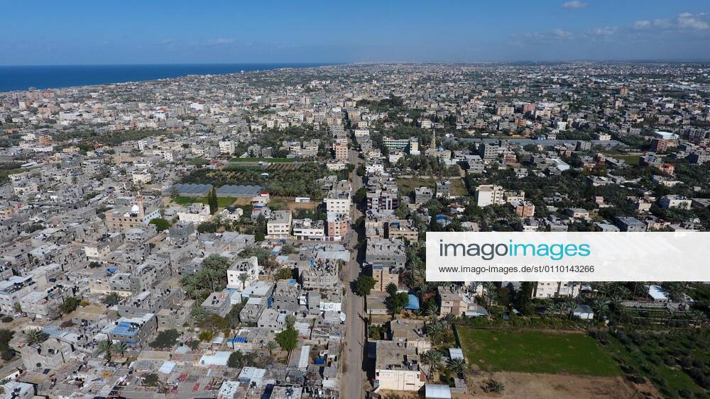 Deir Al-Balah, Gaza Strip, Palestinian Territory: This picture taken on January 16, 2021, shows an aerial view of the Deir al-Balah refugee camp in the central Gaza Strip, during a complete closure amid the spread of the Coronavirus COVID-19. In the Sixth week after the Ministry of Interior in Gaza City announced the comprehensive closure on Friday and Saturday of every week after the increase in cases infected with Coronavirus Deir Al-Balah Palestinian Territory - ZUMAap3_ 20210116_zaf_ap3_057
