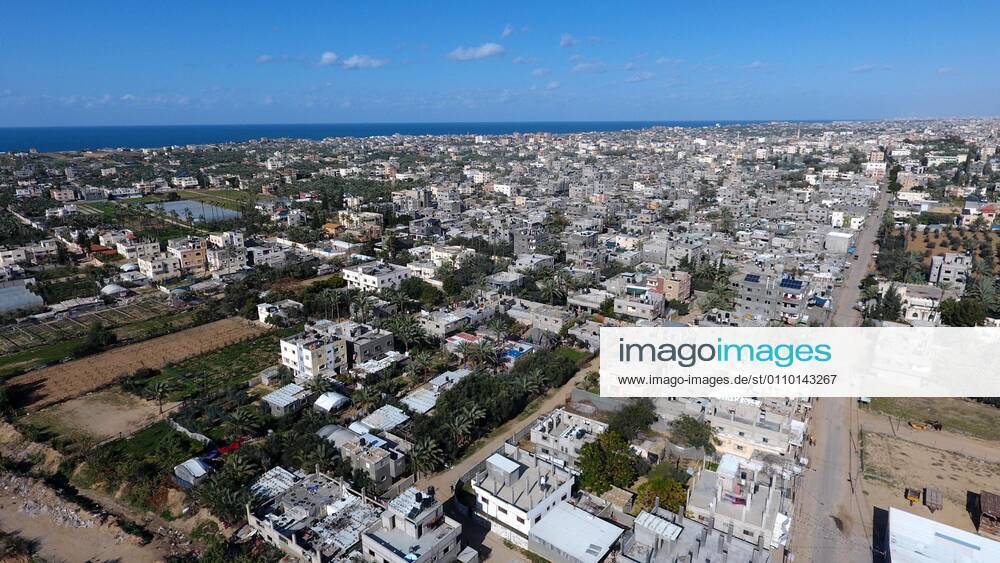 Deir Al-Balah, Gaza Strip, Palestinian Territory: This picture taken on January 16, 2021, shows an aerial view of the Deir al-Balah refugee camp in the central Gaza Strip, during a complete closure amid the spread of the Coronavirus COVID-19. In the Sixth week after the Ministry of Interior in Gaza City announced the comprehensive closure on Friday and Saturday of every week after the increase in cases infected with Coronavirus Deir Al-Balah Palestinian Territory - ZUMAap3_ 20210116_zaf_ap3_058