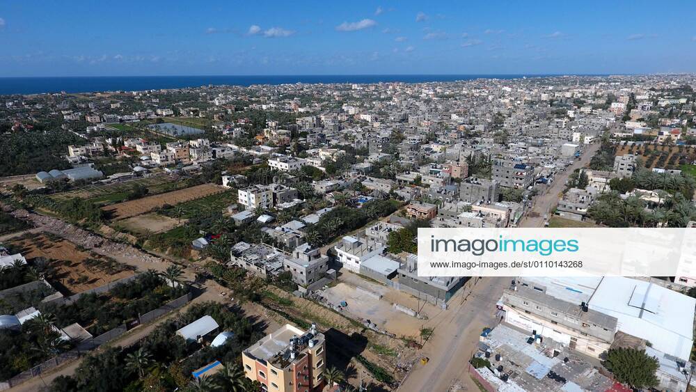 Deir Al-Balah, Gaza Strip, Palestinian Territory: This picture taken on January 16, 2021, shows an aerial view of the Deir al-Balah refugee camp in the central Gaza Strip, during a complete closure amid the spread of the Coronavirus COVID-19. In the Sixth week after the Ministry of Interior in Gaza City announced the comprehensive closure on Friday and Saturday of every week after the increase in cases infected with Coronavirus Deir Al-Balah Palestinian Territory - ZUMAap3_ 20210116_zaf_ap3_059