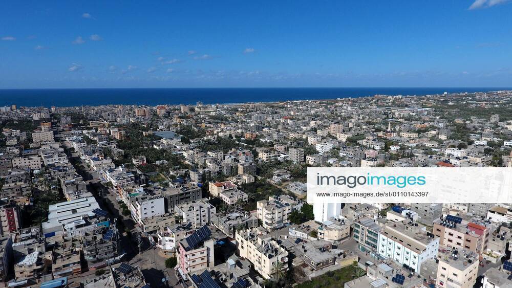 Deir Al-Balah, Gaza Strip, Palestinian Territory: This picture taken on January 16, 2021, shows an aerial view of the Deir al-Balah refugee camp in the central Gaza Strip, during a complete closure amid the spread of the Coronavirus COVID-19. In the Sixth week after the Ministry of Interior in Gaza City announced the comprehensive closure on Friday and Saturday of every week after the increase in cases infected with Coronavirus Deir Al-Balah Palestinian Territory - ZUMAap3_ 20210116_zaf_ap3_063