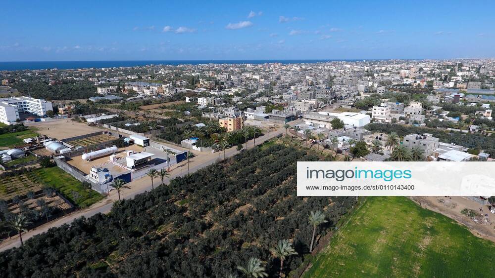 Deir Al-Balah, Gaza Strip, Palestinian Territory: This picture taken on January 16, 2021, shows an aerial view of the Deir al-Balah refugee camp in the central Gaza Strip, during a complete closure amid the spread of the Coronavirus COVID-19. In the Sixth week after the Ministry of Interior in Gaza City announced the comprehensive closure on Friday and Saturday of every week after the increase in cases infected with Coronavirus Deir Al-Balah Palestinian Territory - ZUMAap3_ 20210116_zaf_ap3_066
