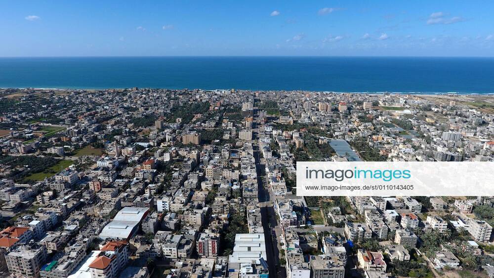 Deir Al-Balah, Gaza Strip, Palestinian Territory: This picture taken on January 16, 2021, shows an aerial view of the Deir al-Balah refugee camp in the central Gaza Strip, during a complete closure amid the spread of the Coronavirus COVID-19. In the Sixth week after the Ministry of Interior in Gaza City announced the comprehensive closure on Friday and Saturday of every week after the increase in cases infected with Coronavirus Deir Al-Balah Palestinian Territory - ZUMAap3_ 20210116_zaf_ap3_071