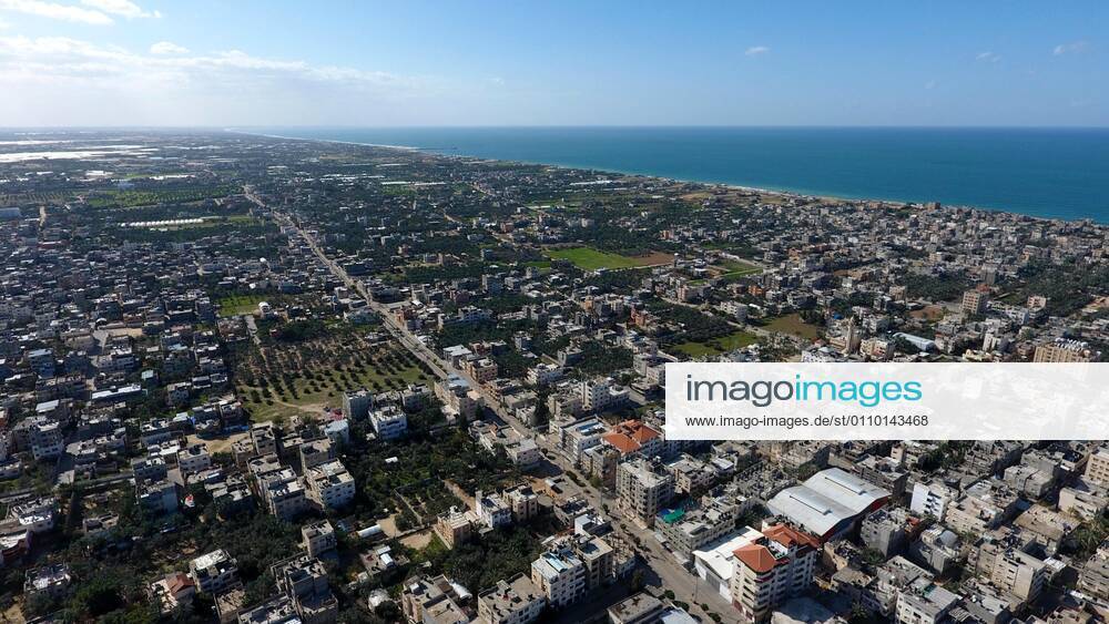 Deir Al-Balah, Gaza Strip, Palestinian Territory: This picture taken on January 16, 2021, shows an aerial view of the Deir al-Balah refugee camp in the central Gaza Strip, during a complete closure amid the spread of the Coronavirus COVID-19. In the Sixth week after the Ministry of Interior in Gaza City announced the comprehensive closure on Friday and Saturday of every week after the increase in cases infected with Coronavirus Deir Al-Balah Palestinian Territory - ZUMAap3_ 20210116_zaf_ap3_072