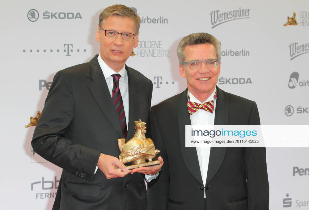 Goldene Henne 19 09 2012 host Guenther Jauch, prize winner Karl Ernst Thomas de Maiziere CDU , politician, Federal Minister of Defense, at the award ceremony of the Goldene Henne at the Theater am Potsdamer Platz, Marlene Dietrich Platz 1, Berlin 19 09 2012.