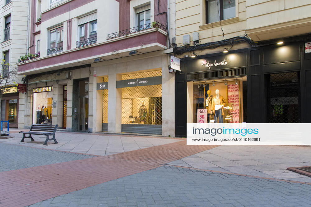 The streets of the capital of La Rioja at 5 p.m. on the day new restrictions imposed by the government of La Rioja came into force, in Logrono, La Rioja, (Spain), on 16 January 2021. From this 16th January onwards, shops, hotels and gyms will have to adapt their opening hours, this time at 5 p.m. At this time of day, the closure of these establishments has been established as one of the new restrictions imposed by the Riojan Government in view of the advance of the pandemic and the increase in contagion in the region. 16 JANUARY 2021 SHOW Fotografia LagenciaEP 01 16 2021 Logrono Logrono Spain
